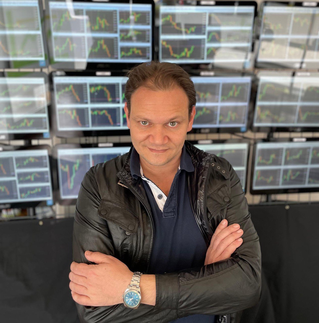 Wolfgang Zaunschirm vor Trading-Monitoren